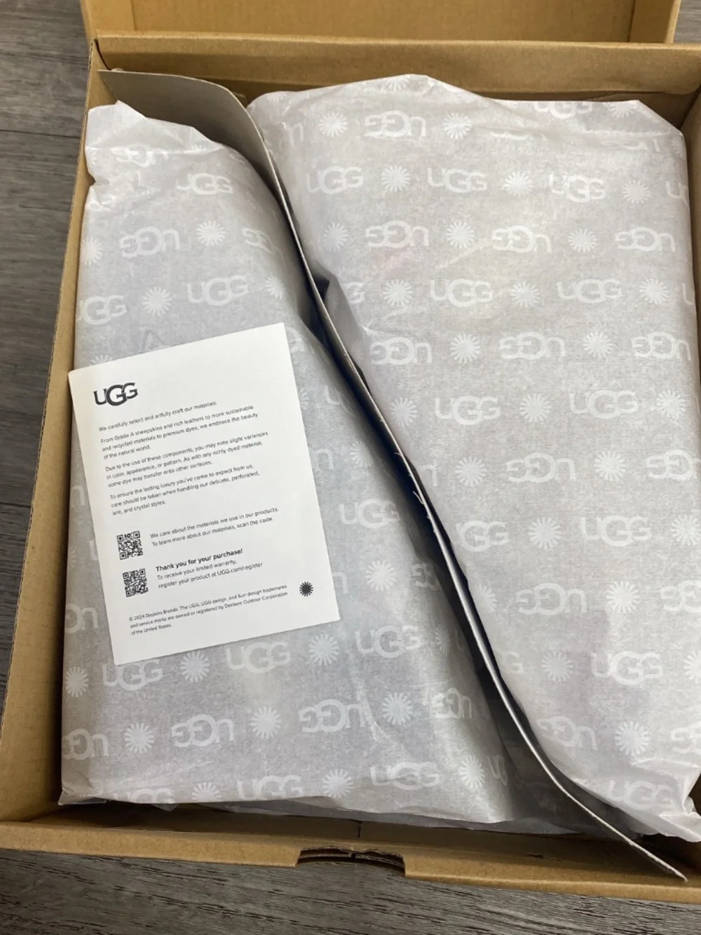 Authentic UGG Lowmel Sneakers RYK Casual Shoes Description: Authentic UGG Lowme